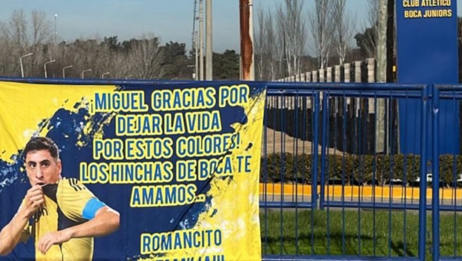 La bandera que apareció en apoyo a Merentiel en Boca Predio.

