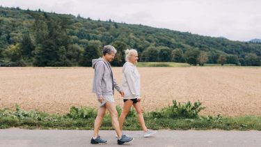 El pequeño cambio al caminar que mejora la salud de las personas mayores de 60 años