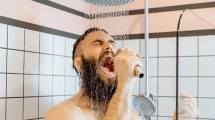 Imagen de Qué significa cantar bajo la ducha, según la psicología 