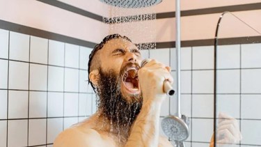 Cantar en la ducha según la psicología.
