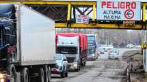 Imagen de El puente ferroviario entre Cipolletti y Neuquén acumula choques de camiones en Ruta 151: lo intervienen hasta seis veces por mes