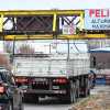Imagen de Gran operativo de bacheo en Ruta 22 y 151: Cipolletti repara la zona bajo el puente ferroviario