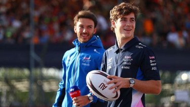 Franco Colapinto tuvo un momento de entretenimiento con una pelota de rugby antes del GP de Inglaterra.