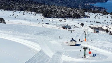 El Parque de nieve Batea Mahuida abre en Villa Pehuenia: la nieve vuelve a brillar en tierras mapuches