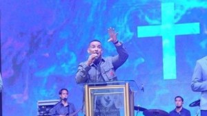 Sin cantar un hit, Daddy Yankee estuvo presente en un gran evento evangélico en Lomas de Zamora 