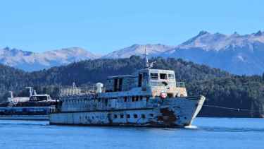 Video | Después de 24 años, se llevaron el barco que era una peligrosa reliquia del Nahuel Huapi en Bariloche