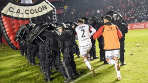 Violencia en la cancha de Colón: hinchas rompieron el alambrado y suspendieron el partido