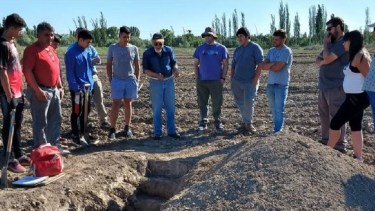 Estudio del perfil de suelo. Alumnos y profesores del CET 29 participaron  de todas las actividades realizadas en la prueba piloto. Noviembre 2019.