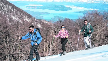 Caminar con raquetas en la nieve en Villa La Angostura es un paseo imperdible. Foto gentileza Turismo VLA. 