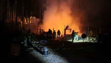 Una familia de Plottier perdió todo en un incendio: alcanzaron a salvar parte de su aserradero