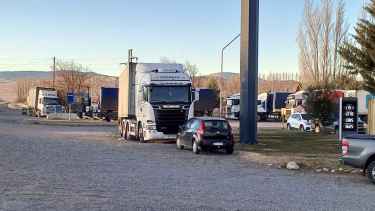 Cientos de camiones aguardan en Las Lajas por la apertura del paso. Foto: gentileza.
