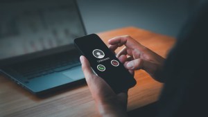 Lo que no hay que decir en una llamada con un desconocido para evitar una estafa 