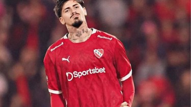 El defensor Kevin Lomónaco aparece en el radar del Oviedo y crece la preocupación en Independiente.