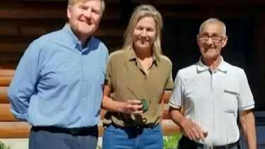 La Reina Máxima y Carlos Ancapichun, en Cumelén.-