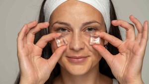 Masaje facial con hielo: los beneficios que genera en la piel, según expertos 