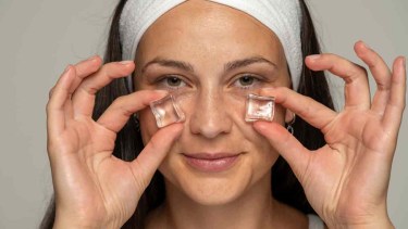 Masaje facial con hielo.