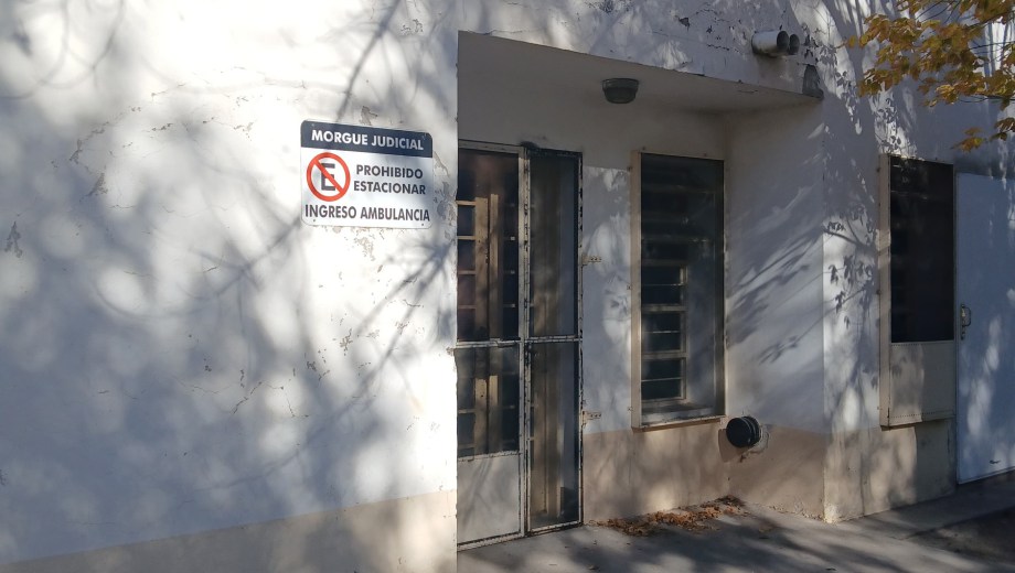 El cuerpo fue trasladado a la morgue judicial de Roca. Foto Archivo.