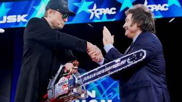 El obsequio simboliza las políticas económicas de Milei, en especial, el recorte del gasto público.