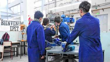 Más de mil de estudiantes técnicos avanzan para terminar el secundario