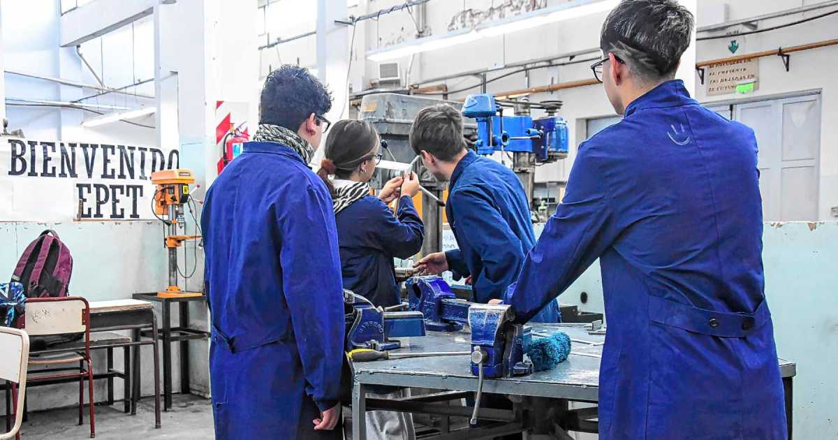 Más de mil estudiantes técnicos finalizan el secundario