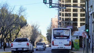 Cada cruce con semáforo tendrá cámaras fotomultas en Neuquén (foto Cecilia Maletti)