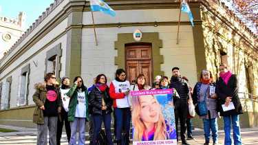 Esta mañana su familia brindó una conferencia de prensa frente a Casa de Gobierno. Foto Matías Subat.