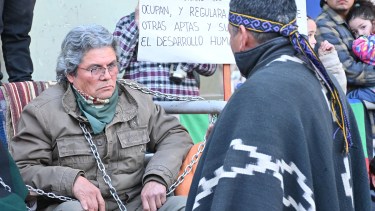 Nelson Cárdenas, uno de los mapuches encadenados en Casa de Gobierno. Foto: Florencia Salto.