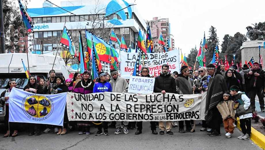 Hubo una masiva movilización de repudio, tras la ejecución de la medida judicial. Foto Cecilia Maletti.