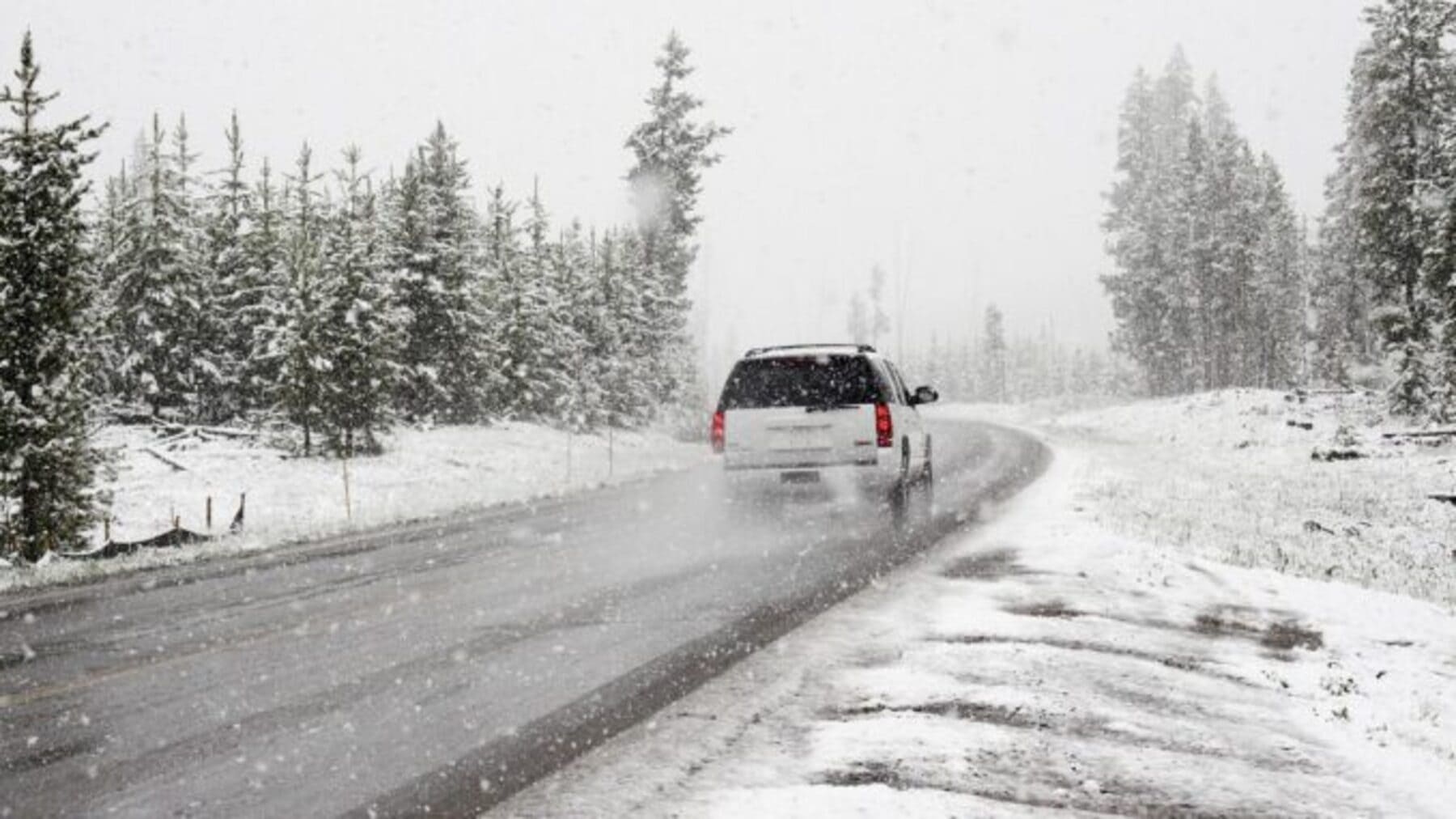 Consejos esenciales para manejar en rutas de nieve durante las vacaciones de invierno
