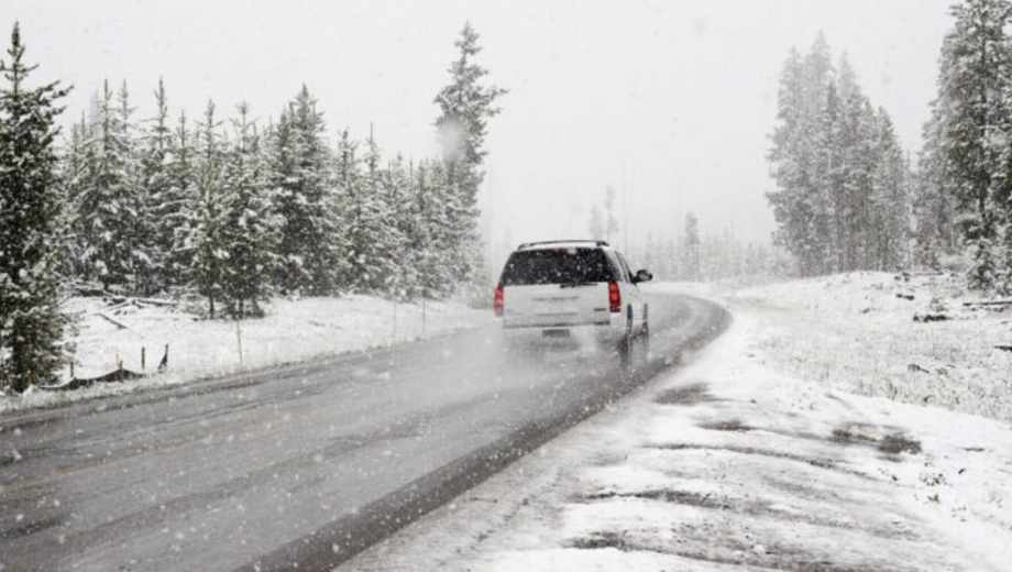 La nieve con hielo en rutas y caminos puede presentar un peligro para los viajeros (Foto: archivos)