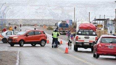 Más rutas complicadas en el Alto Valle: restringen el tránsito en Paso Córdoba por nieve y hielo