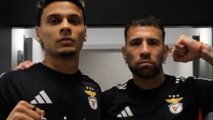 Con guantes de boxeo, el picante recibimiento de Otamendi a Richard Ríos en Benfica