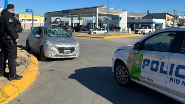 El Peugeot gris quedó incrustado en la rotonda de Alsina y San Juan tras chocar un patrullero y perder el control.
