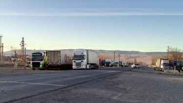 Los camiones esperan a un costado de la Ruta 242 por la apertura del paso. Foto: Defensa Civil Las Lajas.