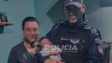 El cabo Mendoza junto a la beba después del salvataje. Foto: Policía del Neuquén.