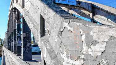 El puente carretero entre Neuquén y Cipolletti. Foto: Cecilia Maletti.