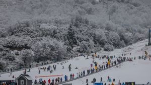Video: La nieve llegó al cerro Catedral en Bariloche y ya se disfruta a pleno