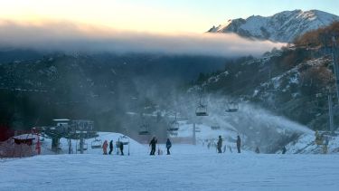 Video: cerro Catedral, donde el invierno se fabrica si la nieve natural no llega