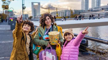 Puerto Madero, uno de los barrios más visitados durante el receso invernal, ofrece paseos junto al río, gastronomía de primer nivel y actividades para toda la familia. Foto gentileza. 