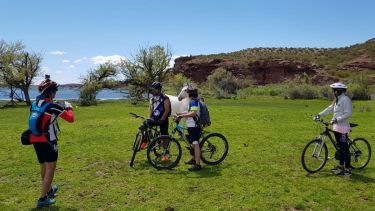 Una oportunidad para vivir El Chocón desde otro ángulo, con bicicleta, naturaleza y sabor patagónico. Gentileza. 