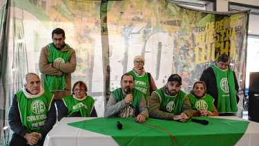 La conferencia de prensa de ATE esta mañana en la sede del PAMI de Roca. (Foto: Juan Thomes)