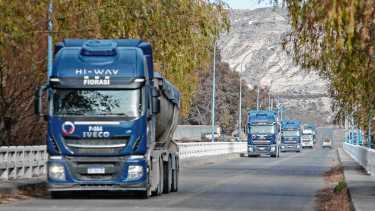 Camiones de NRG en el puente de la Ruta 6, sobre el rio Negro. (Foto Juan Thomes)