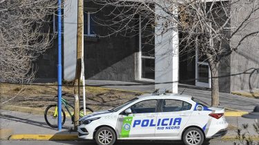 Persecución y choque contra un móvil policial en pleno centro de Roca: un hombre detenido