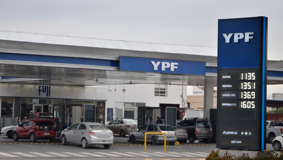Aumentó el combustible en YPF. Foto: Juan Thomes 