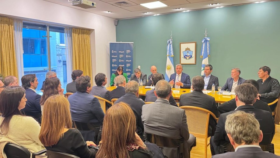 El gobernador Rolando Figueroa se reúne con representantes de las empresas hidrocarburíferas (Gentileza)