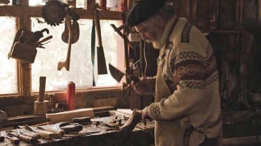 De canillita a escultor y de El Bolsón a París: la historia de un artesano y la magia de su obra