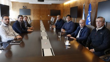 El gobernador de Santa Cruz, Claudio Vidal, junto a autoridades de YPF y referentes sindicales.