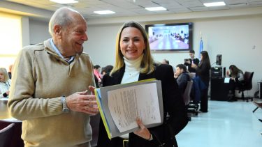 Gass y Stillger, dos de los diputados que impulsaron el proyecto, luego de conseguir el último respaldo de comisión. Foto Cecilia Maletti.