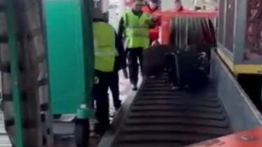 Revoleaban valijas frente a las cámaras: dos empleados despedidos tras ser filmados en Aeroparque