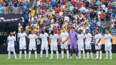 Los jugadores de Al Hilal en el minuto de silencio por Diogo Jota. (Foto: AFP)